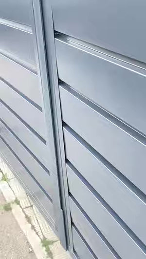 Constructie gard cu stalpi din beton si panouri metalice cu profil modern thumbnail