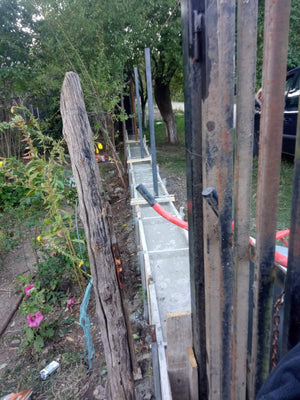 Constructie gard din beton cu sipci metalice gri antracit porti si alee pietonala thumbnail