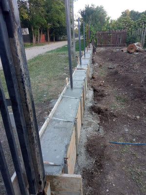 Constructie gard din beton cu sipci metalice gri antracit porti si alee pietonala thumbnail