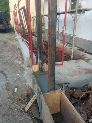 Constructie gard din beton cu sipci metalice gri antracit porti si alee pietonala thumbnail