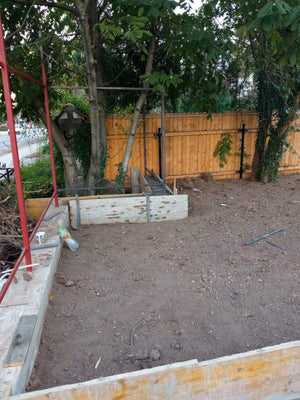 Constructie gard din beton cu sipci metalice gri antracit porti si alee pietonala thumbnail