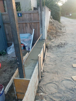 Constructie gard din beton cu sipci metalice gri antracit porti si alee pietonala thumbnail