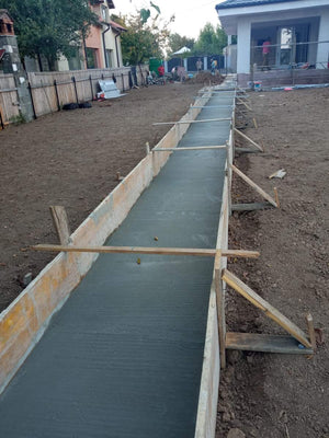 Constructie gard din beton cu sipci metalice gri antracit porti si alee pietonala thumbnail