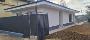 Constructie gard din beton cu sipci metalice gri antracit porti si alee pietonala thumbnail