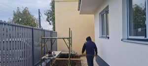 Constructie gard din beton cu sipci metalice gri antracit porti si alee pietonala thumbnail