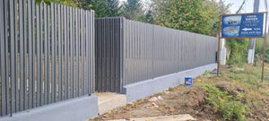 Constructie gard din beton cu sipci metalice gri antracit porti si alee pietonala thumbnail