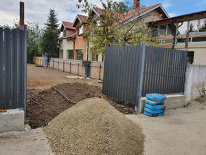 Constructie gard din beton cu sipci metalice gri antracit porti si alee pietonala thumbnail