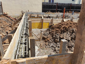 Constructie locuinta parter turnare beton in grinzile fundatiei thumbnail