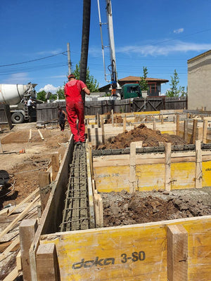 Constructie locuinta parter turnare beton in grinzile fundatiei thumbnail