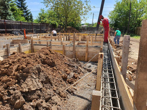 Constructie locuinta parter turnare beton in grinzile fundatiei thumbnail
