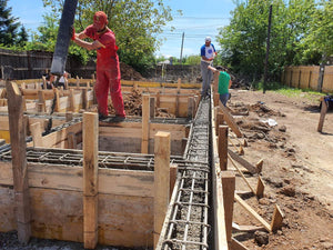 Constructie locuinta parter turnare beton in grinzile fundatiei thumbnail