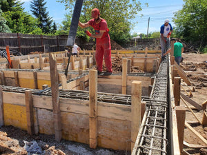 Constructie locuinta parter turnare beton in grinzile fundatiei thumbnail