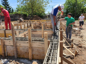 Constructie locuinta parter turnare beton in grinzile fundatiei thumbnail