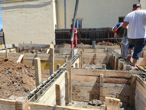Constructie locuinta parter turnare beton in grinzile fundatiei thumbnail