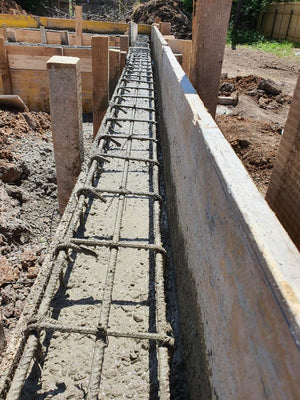 Constructie locuinta parter turnare beton in grinzile fundatiei thumbnail