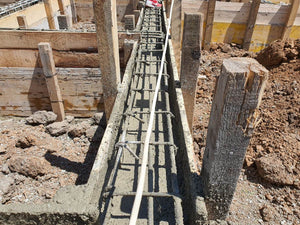 Constructie locuinta parter turnare beton in grinzile fundatiei thumbnail