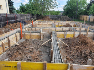 Constructie locuinta parter turnare beton in grinzile fundatiei thumbnail
