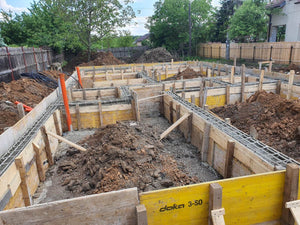 Constructie locuinta parter turnare beton in grinzile fundatiei thumbnail