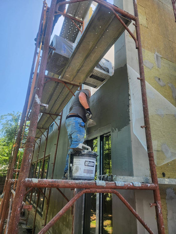 Detaliu aplicare adeziv pentru vata bazaltica pe peretii exteriori