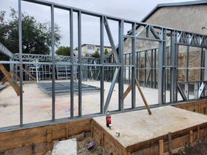 Detaliu asamblare structura metalica zincata in desfasurare pe santier thumbnail