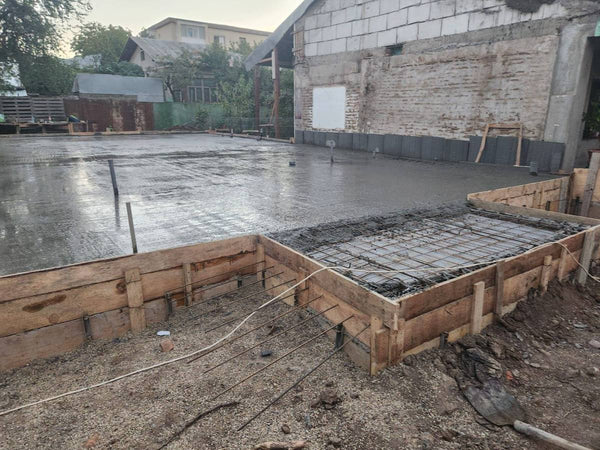 Detaliu executie turnare placa beton fundatie casa metalica