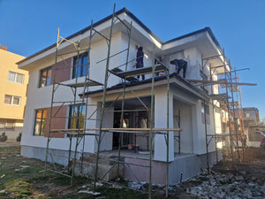 Detaliu finisaj exterior cu caramida aparenta si tencuiala decorativa thumbnail