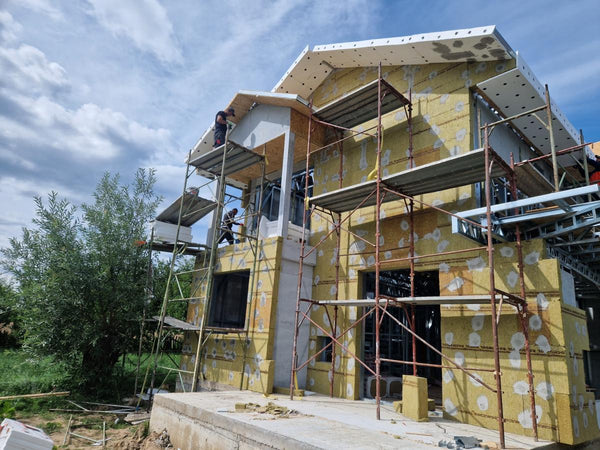 Detaliu montaj vata bazaltica 100 mm pe fatadele casei cu structura metalica