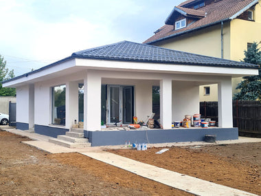 Fatade finalizate cu fibra siliconata si gard metalic la casa parter pe structura metalica in Snagov Ilfov
