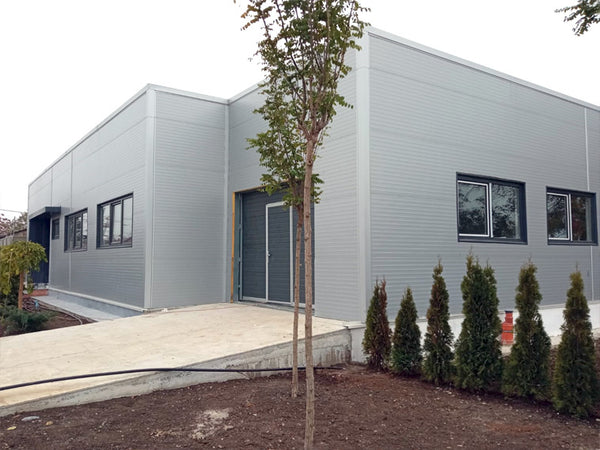 Hala pe structura metalica de 240 mp in Bucuresti realizata prin fonduri europene, vedere exterioara finalizare lucrari