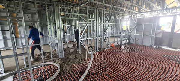 Incepere lucrari de sapa mecanizata peste sistemul de incalzire prin pardoseala