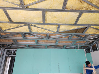 Izolatie termica si fonica a tavanelor cu vata minerala la casa pe structura metalica