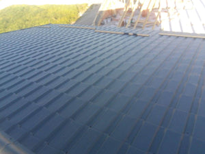 Montaj invelitoare din tigla metalica pe acoperis casa construita in Berceni thumbnail