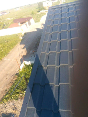Montaj invelitoare din tigla metalica pe acoperis casa construita in Berceni thumbnail