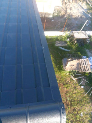 Montaj invelitoare din tigla metalica pe acoperis casa construita in Berceni thumbnail