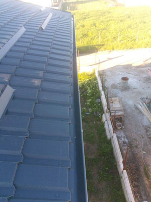 Montaj invelitoare din tigla metalica pe acoperis casa construita in Berceni thumbnail