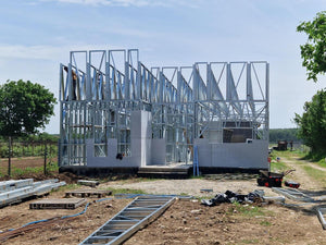Montaj strat fibrociment pereti si constructie acoperis casa in Snagov thumbnail