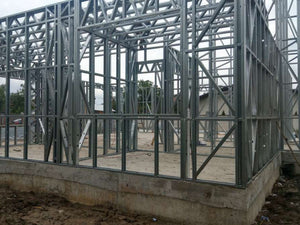 Montaj structura metalica pentru proiect de casa fireproof Saftica thumbnail