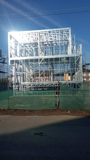 Montaj structura metalica a etajelor pentru vila stil mediteranean thumbnail