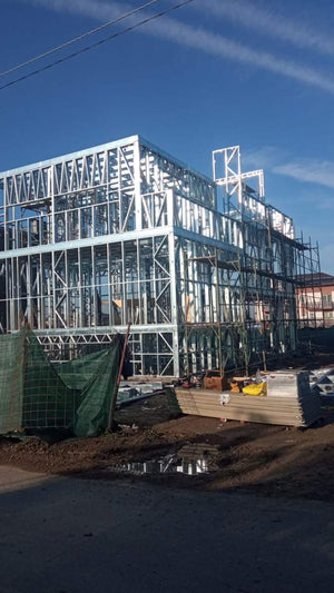 Montaj structura metalica a etajelor pentru vila stil mediteranean thumbnail