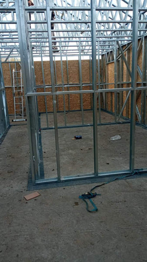 Montaj structura metalica casa si inchidere pereti exteriori cu osb 15 mm thumbnail