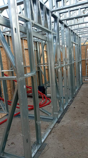 Montaj structura metalica casa si inchidere pereti exteriori cu osb 15 mm thumbnail