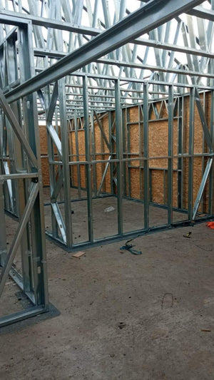 Montaj structura metalica casa si inchidere pereti exteriori cu osb 15 mm thumbnail