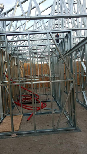 Montaj structura metalica casa si inchidere pereti exteriori cu osb 15 mm thumbnail