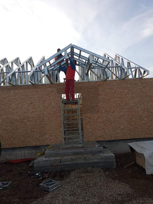 Montaj structura metalica casa si inchidere pereti exteriori cu osb 15 mm thumbnail