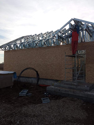 Montaj structura metalica casa si inchidere pereti exteriori cu osb 15 mm thumbnail