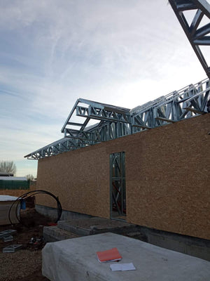 Montaj structura metalica casa si inchidere pereti exteriori cu osb 15 mm thumbnail