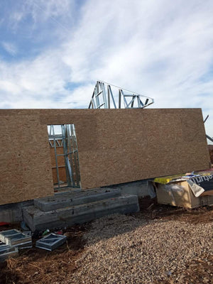Montaj structura metalica casa si inchidere pereti exteriori cu osb 15 mm thumbnail