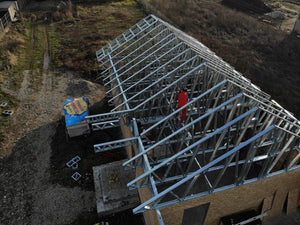 Montaj structura metalica casa si inchidere pereti exteriori cu osb 15 mm thumbnail