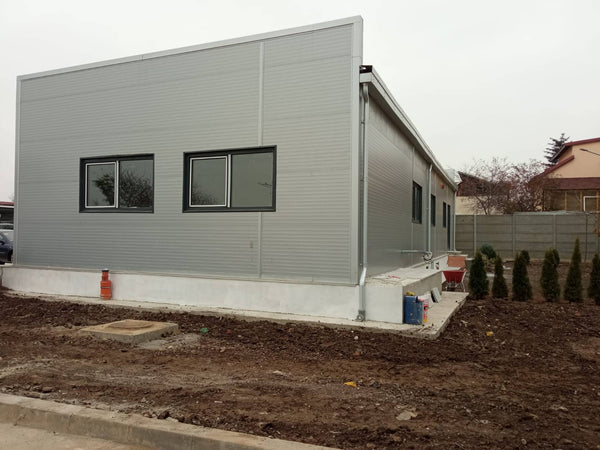 Montaj tamplarie PVC cu geam termoizolant Rehau in hala metalica