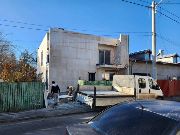 Pereti exteriori casa metalica placati cu fibrociment in santier
